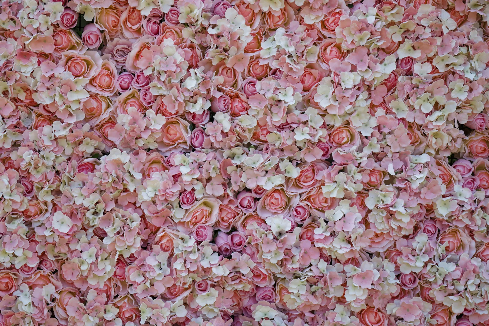 Close-up van zijden kunstrozen