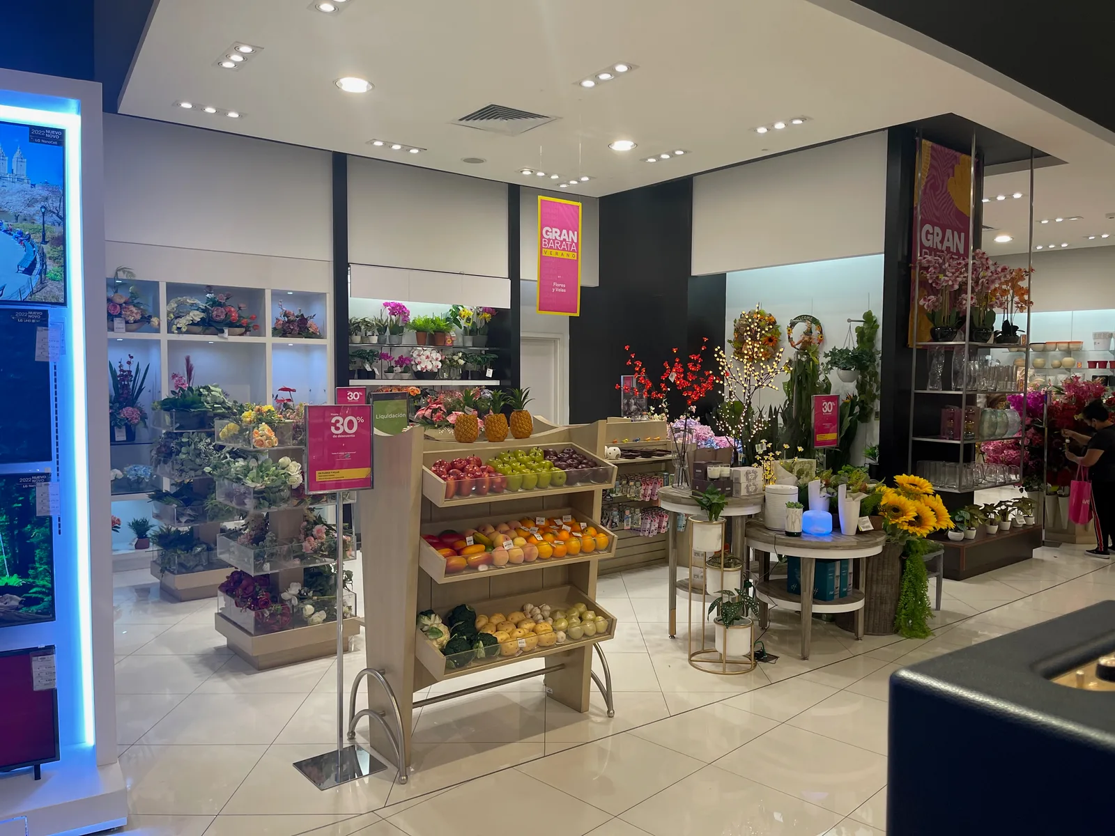 Interieur met planten en bloemarrangementen