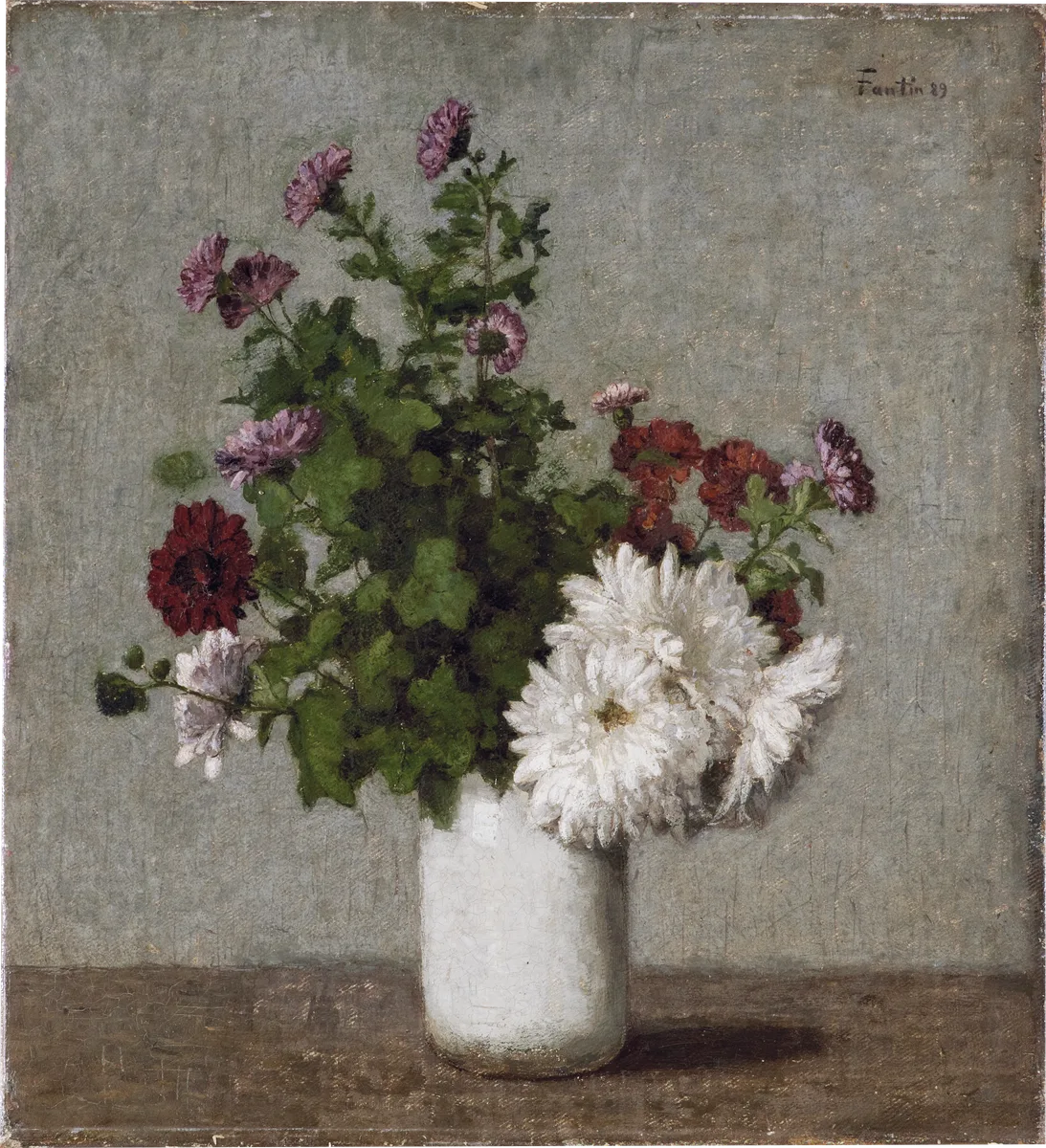 Sober wit bloemstuk met chrysanten in een vaas