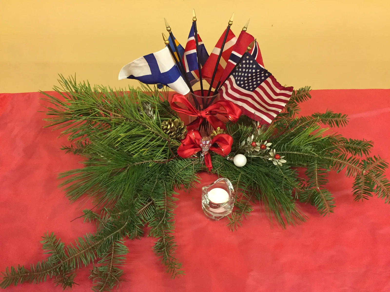 Kerstmis tafelstuk met dennengroen en kaars