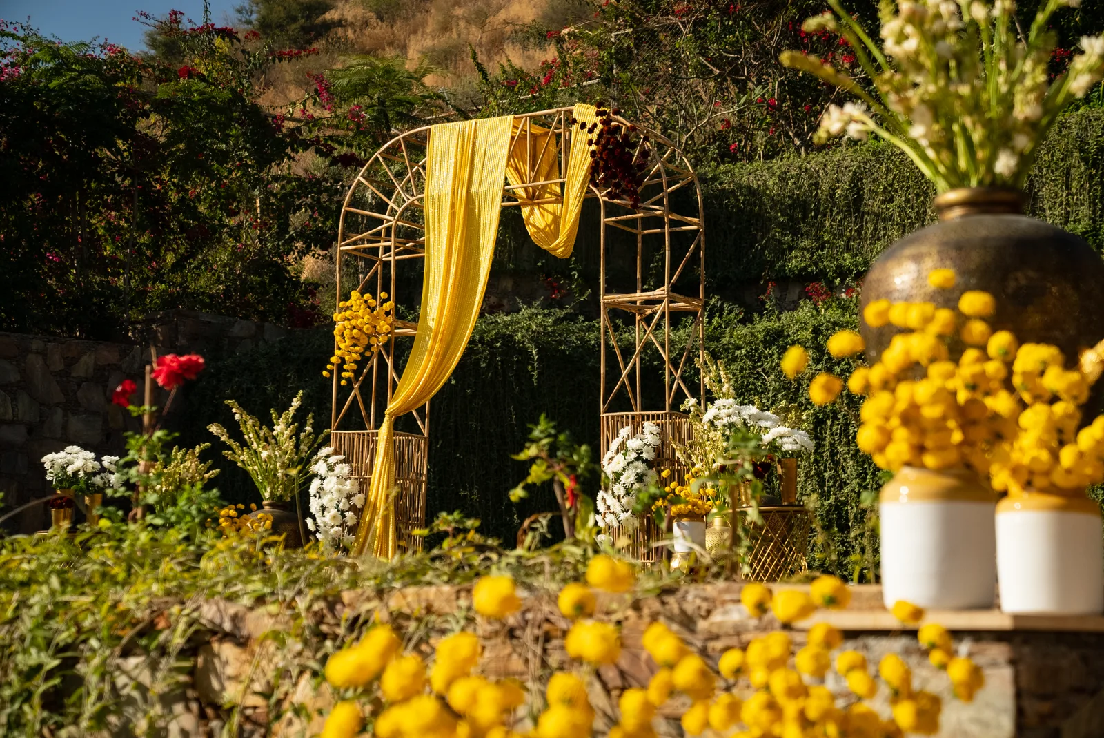Met bloemen versierde ceremonieboog