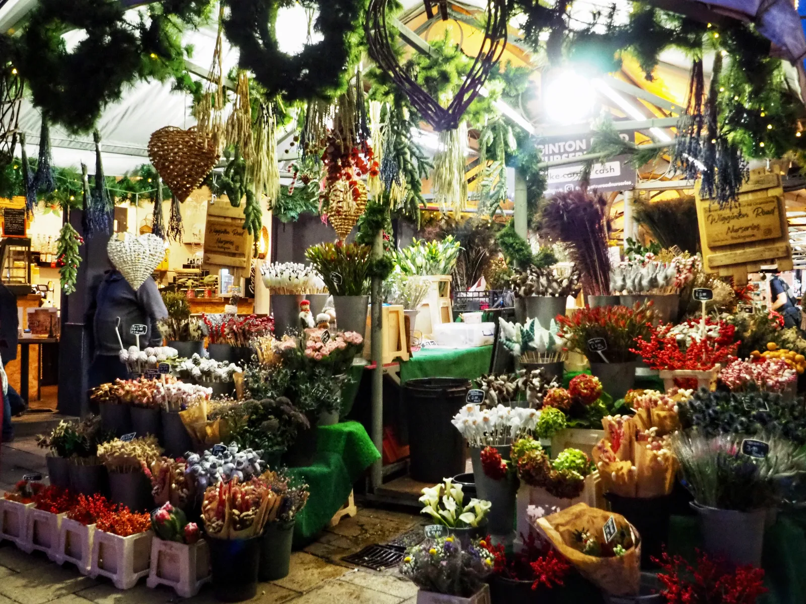 Interieur van een bloemenwinkel vol arrangementen