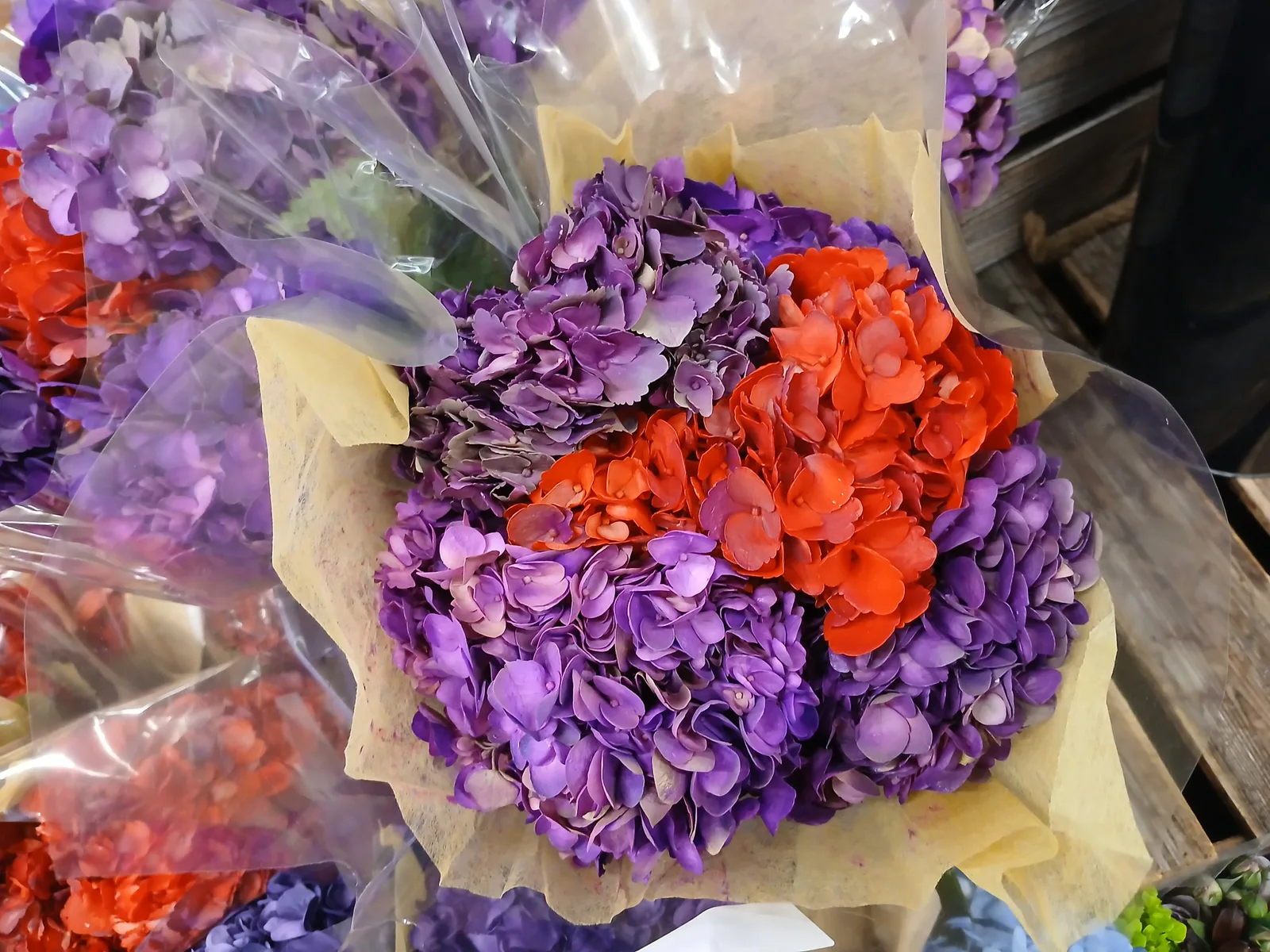 Kleurrijke gemengde bloemboeketten met hortensia en rozen